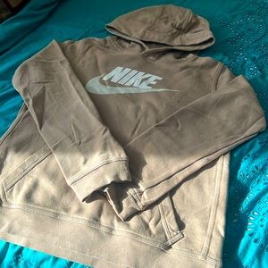 NIKE
BOYS HOODIE
SIZE XL